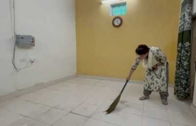 प्रियंका गांधी ने हिरासत कक्ष में लगाई झाड़ू, वीडियो वायरल